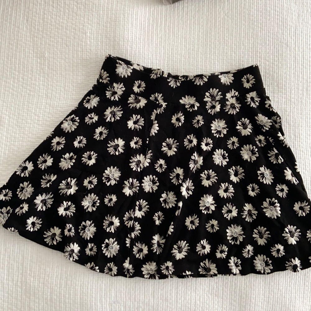 H&M Black and White Daisy Printed Skirt